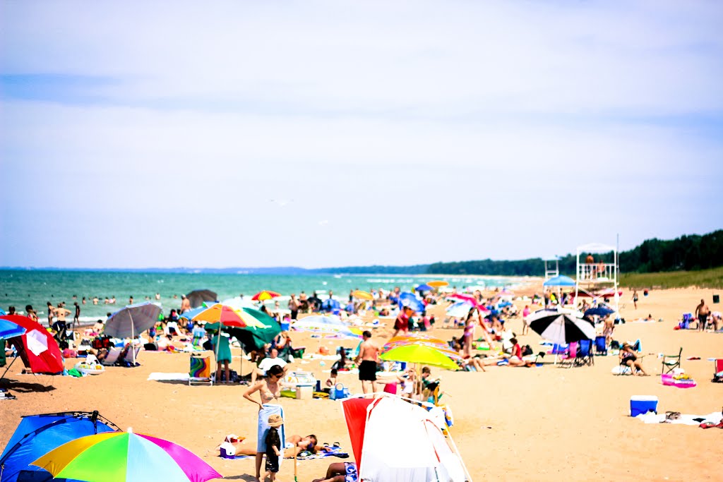 Beach goers by cocopufishly