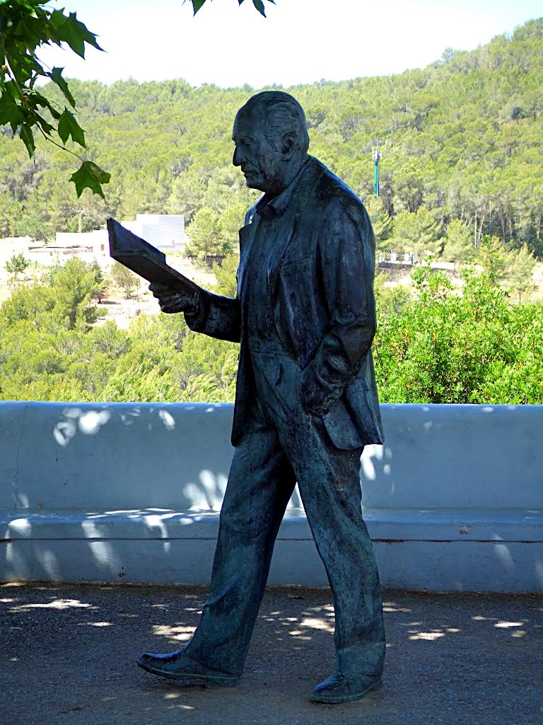 Statue near the church by chris65