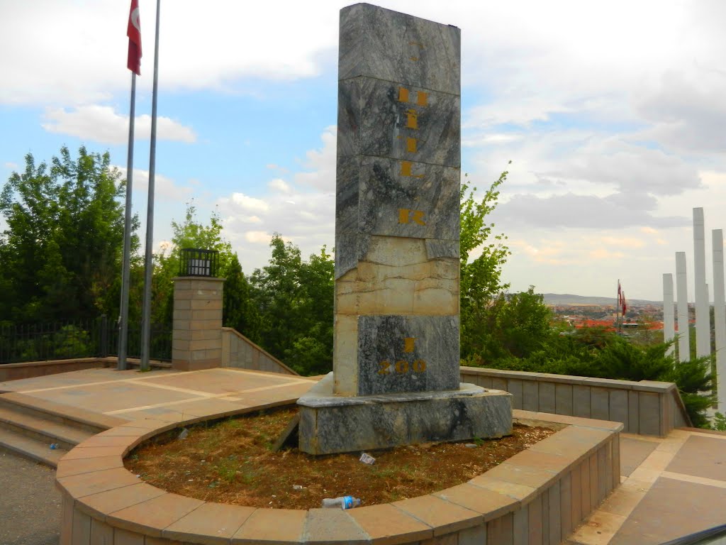 Şehitliğin önündeki yolun diğer tarafında şehitlik parkı 2003 yılında açılmış. İşte o parkın simgesine bakınız. harfler düşmüş. mermeri düşmüş. Söze ne gerek var. by Ahmet Soyak