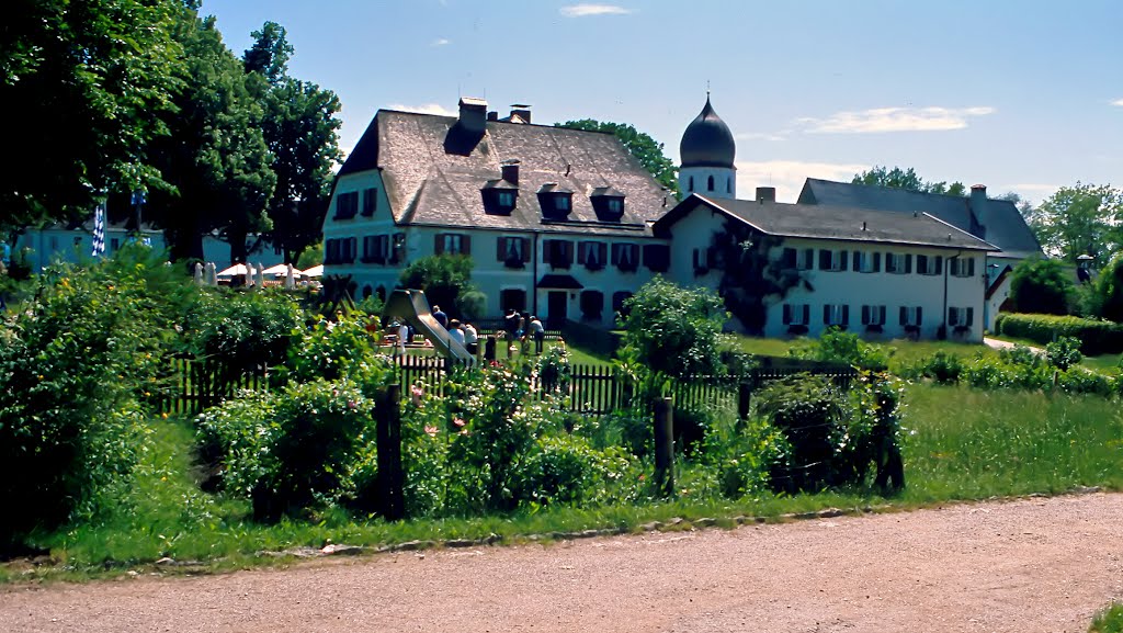 Frauenchiemsee; Lindenwirt und Kirchturm (TR) by Thomas Rommel