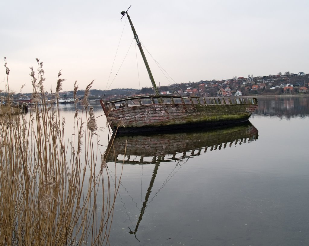 Skib ved Hobro havn by Kurt Gundersen