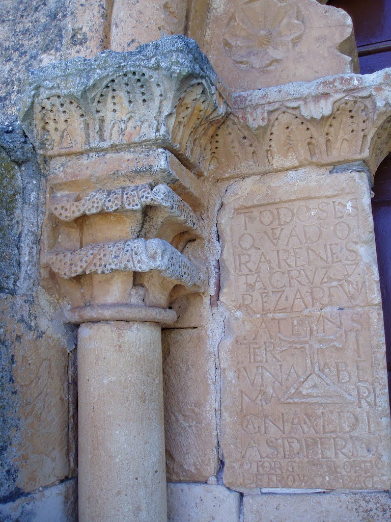 Puerta de la iglesia de Turrubuelo by ROnrubia