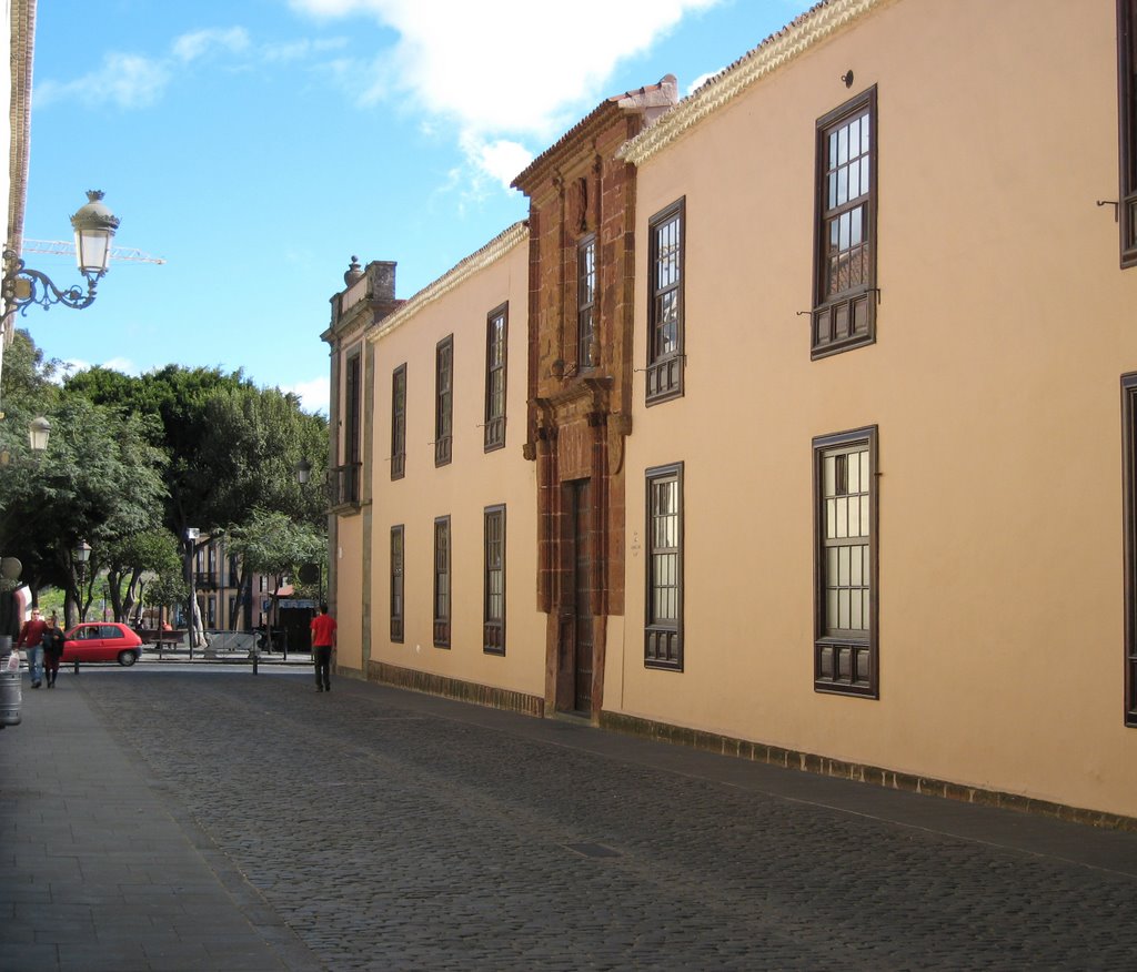 Cerca de la Plaza del Adelantado by Pakapaya