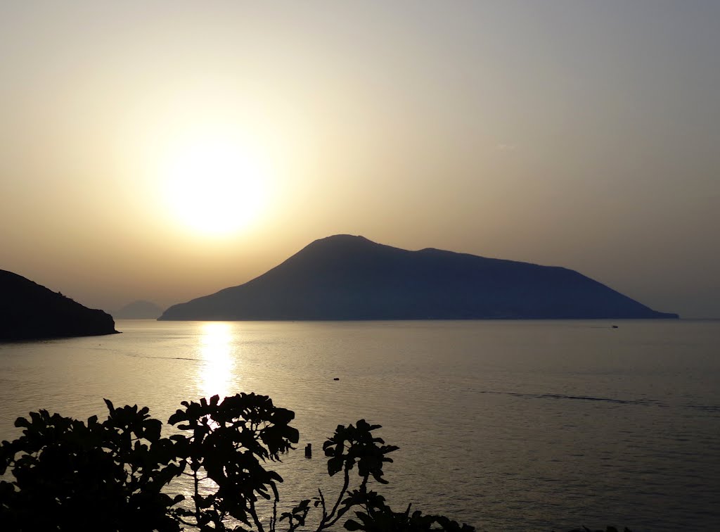 Acquacalda. Lipari, Salina e Filicudi sullo sfondo. by effems