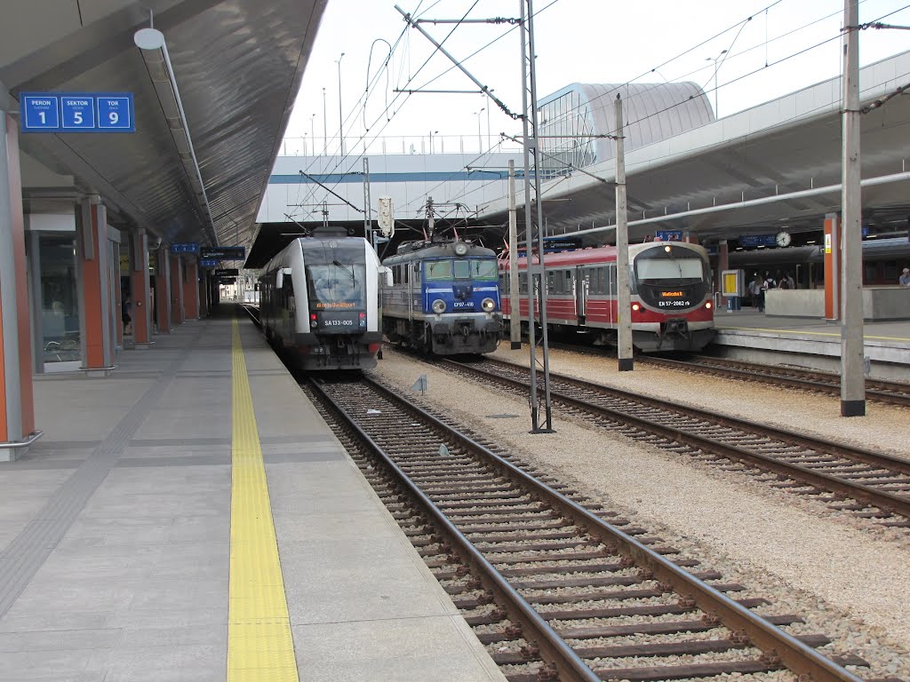 Poland, Krakow (Krakkó), Dworzec Główny Kraków, PL-PKP SA 133-005 + EP07-410 + EN57-2062rb, SzG3 by szalay3-railway-bahn