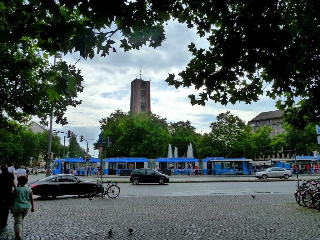 Sendlinger Torplatz mit der Kirche St. Matthäus (München) by Martin Beitz