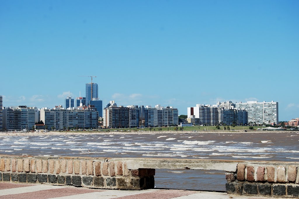 Panorama de la rambla de Montevideo. Playa de los Pocitos. by ® turidis