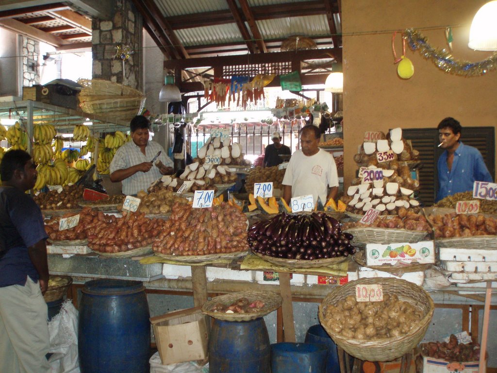 Market in Port Louis by bea.barna