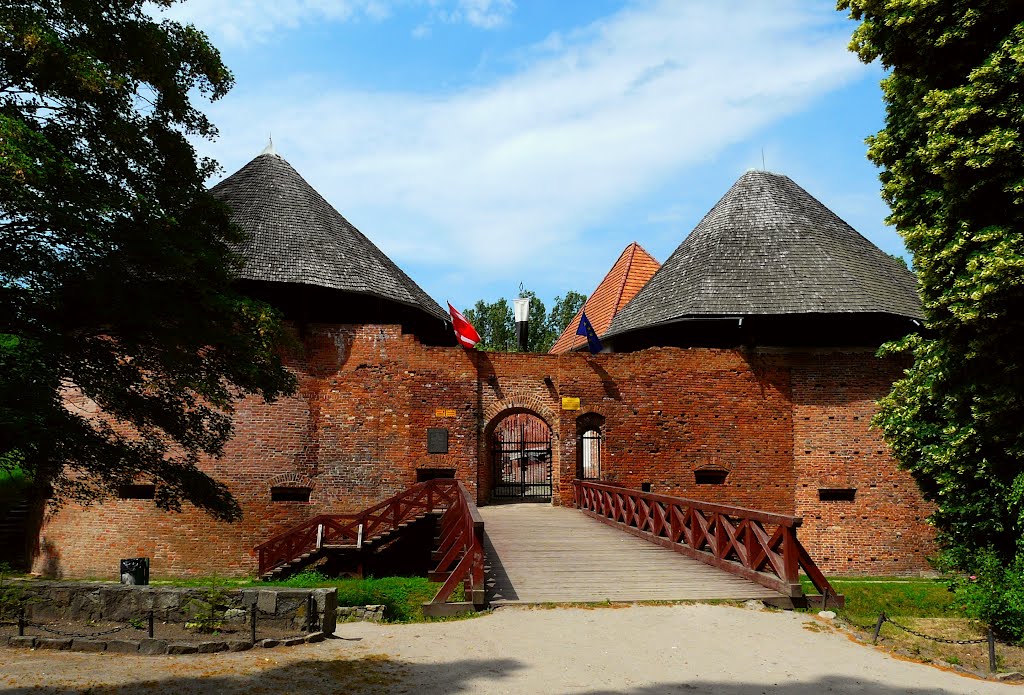 Polska_Lubuskie_Międzyrzecz (Meseritz)_zamek_main gate of the water castle_P1230184.JPG by George Charleston