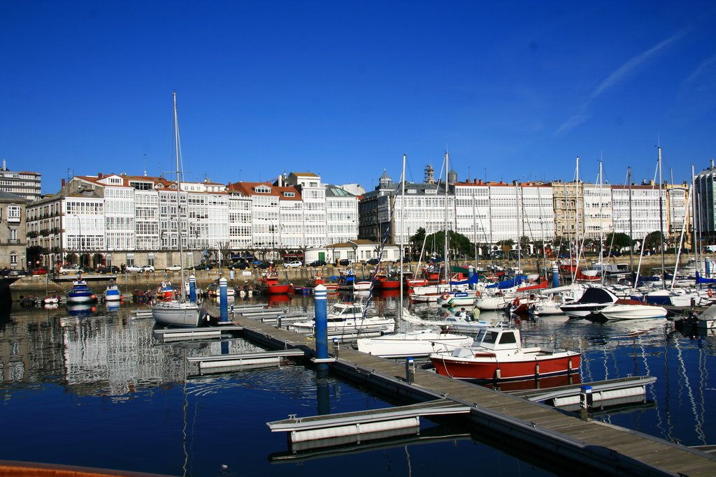 Darsena y galerias de La Marina. by Benito R. Moran