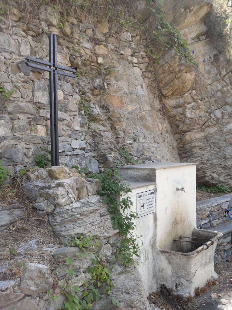 Croce e fontana sul sagrato della chiesa di Ripalta (Dolcedo) by Vaiale