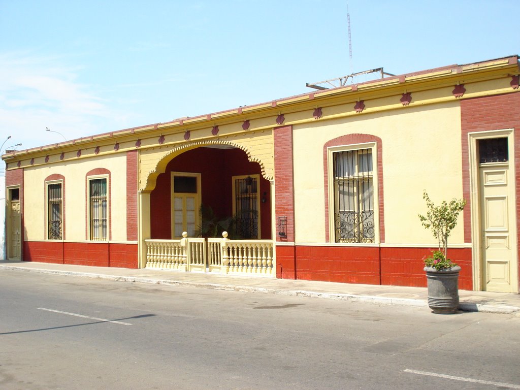 Casona en el Jr. Medina, La Punta, Callao. by Jhon Romero