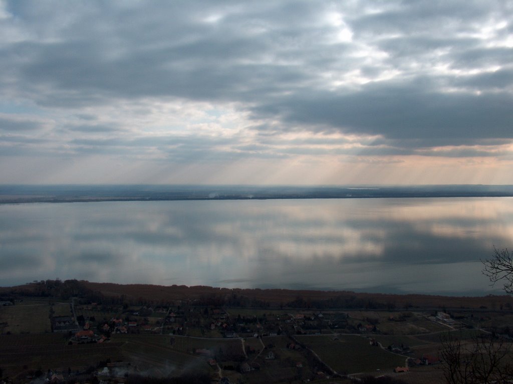 Fénnyel játszó Balaton 1. by kunlac