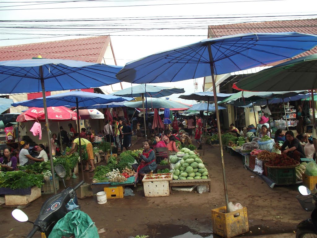 Salavan market by Phomnouinh