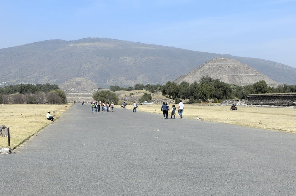 Teotihuacán, Avenue of the Dead, Pyramid of the Moon and the Sun by Viktor Németh