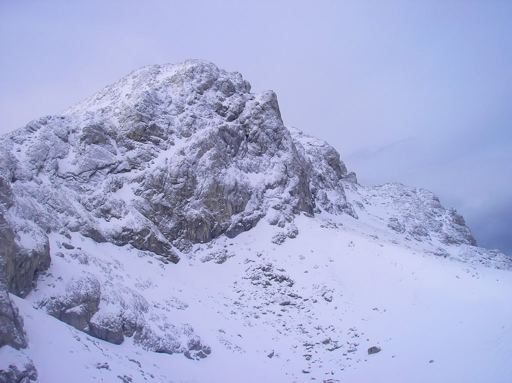 Mt. Giona: Pyramis summit 2510m. View from Vathia Laka plateau - Γκιώνα: η κορυφή Πυραμίδα 2510m. Θέα από το οροπέδιο της Βαθιάς Λάκας. by Phaethon