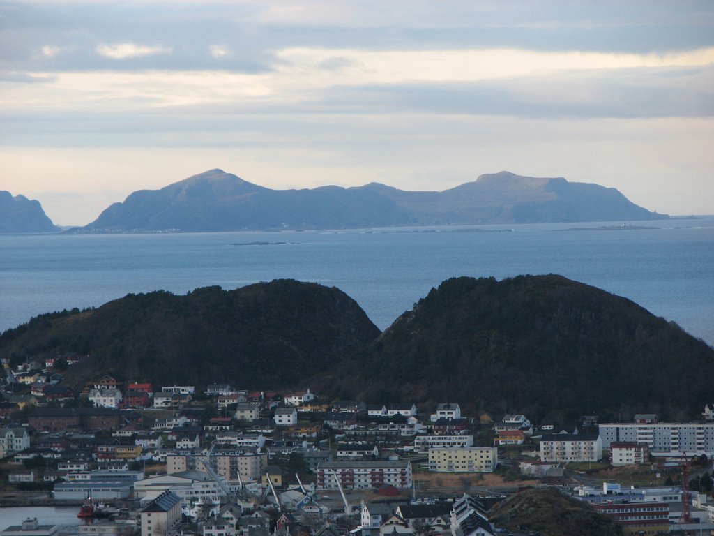 Skarbøvika med Grasøyane og Runde i bakgrunnen by HOL1