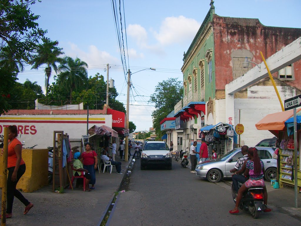 Calle poblada. by Roberto Lam