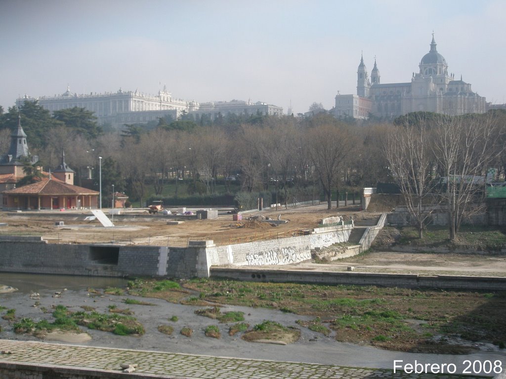 El arroyo 'Rio Manzanares, la catedral y el palacio by manfred traxler