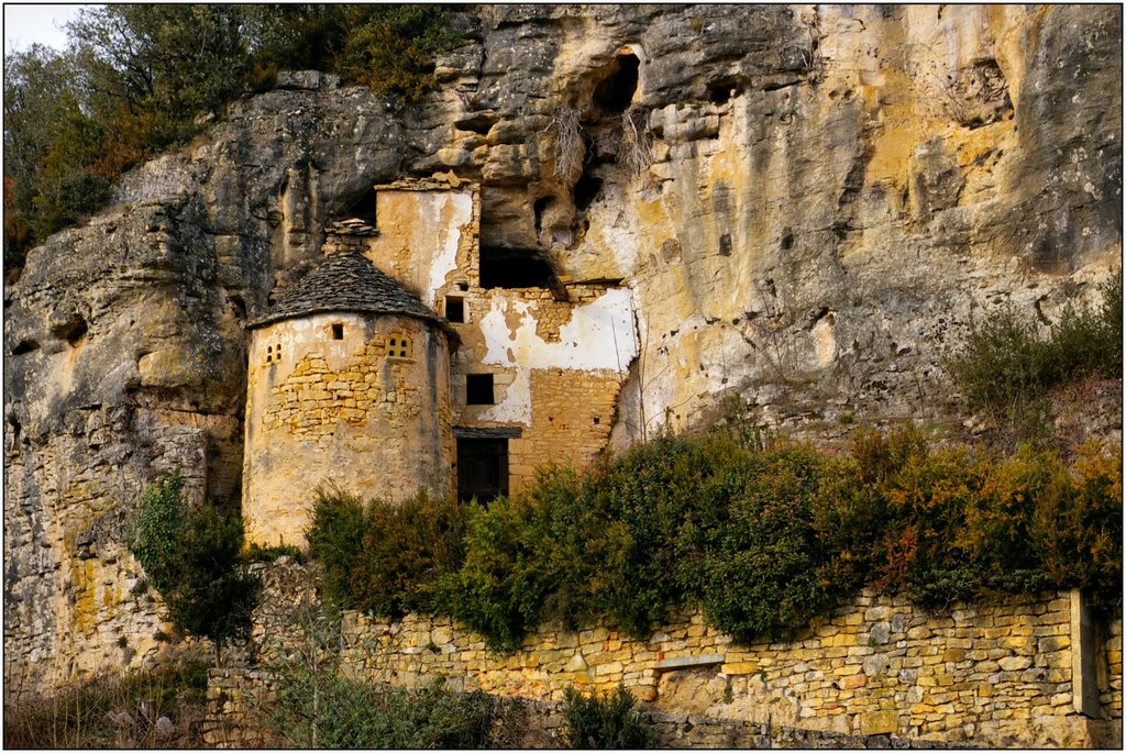 GROLEJAC [24] - Pigeonnier semi-troglodytique dans la falaise (février 2008) by Michel Chanaud