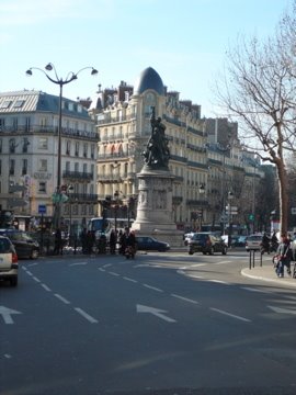 Sur la Place Clichy, départ du voyage... by zagreus