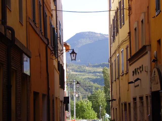 Umbertide via Cibo sullo sfondo Monteacuto by mir3