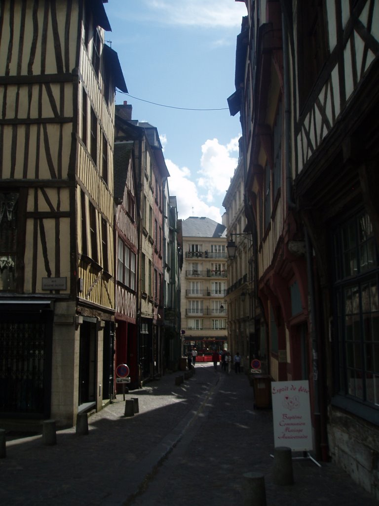 Rouen (Seine-Maritime) by Naru Kenji