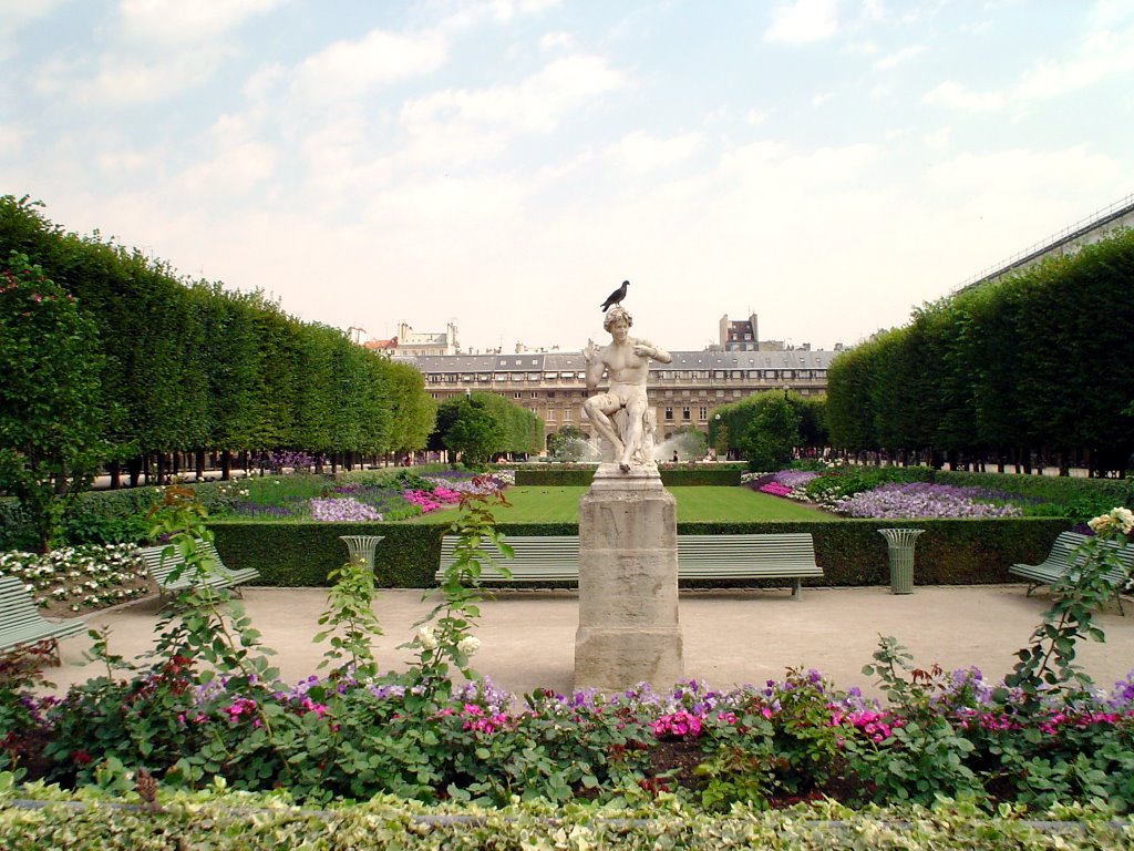 Fountain at the Jardin du Palais Royal by Ernesto Henriquez