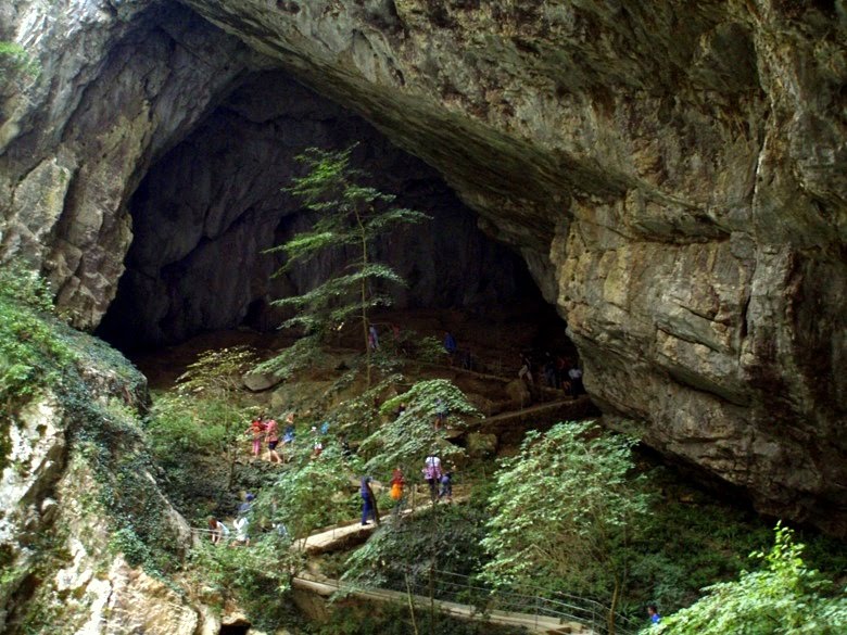 Pločniki v jame Škocjanske (Chodníky ve Škocjanské jámě; Sidewalks in the Shkocjan cave), Slovenia by MAPP HUDRANS