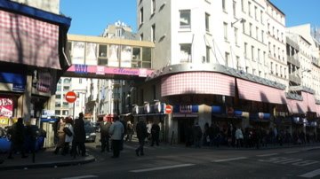 Une enseigne symbole du Paris populaire Boulevard de Rochechouart by zagreus