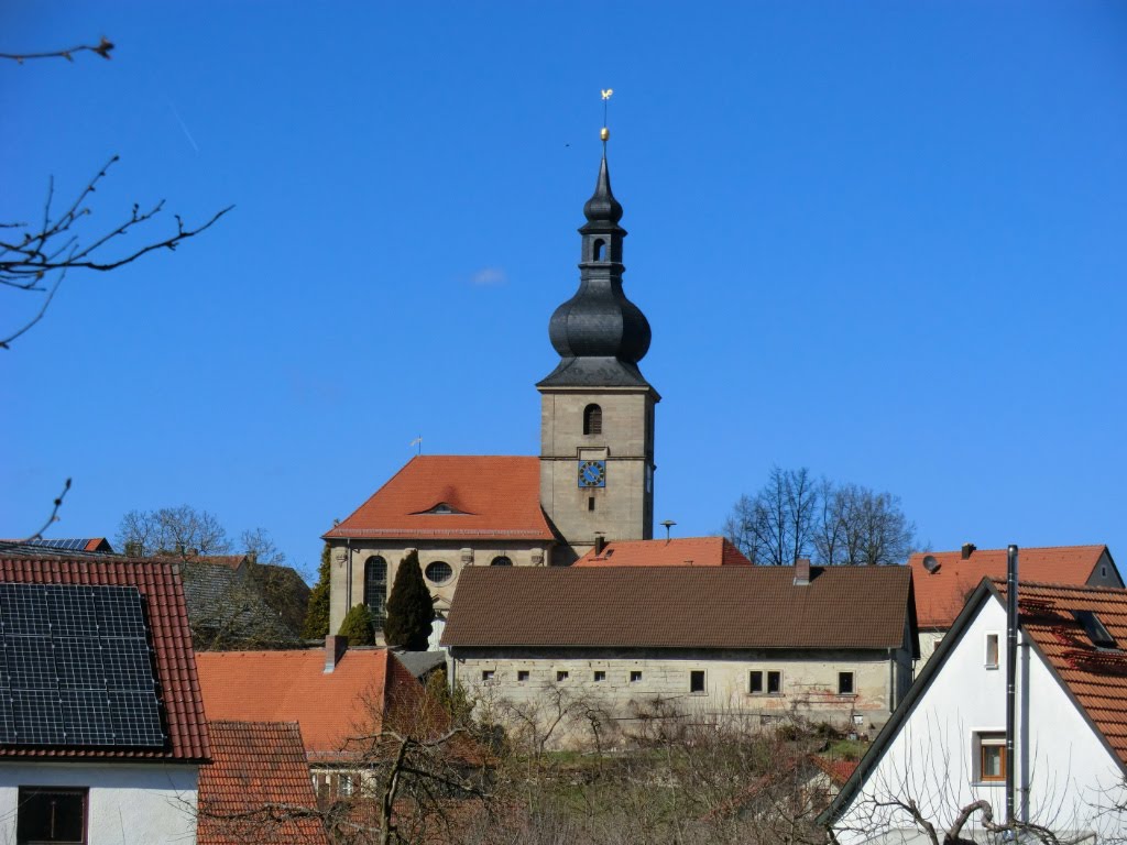 Kirche St. Walburga thront über BENK im blauen Aprilhimmel by ReinhardKlenke