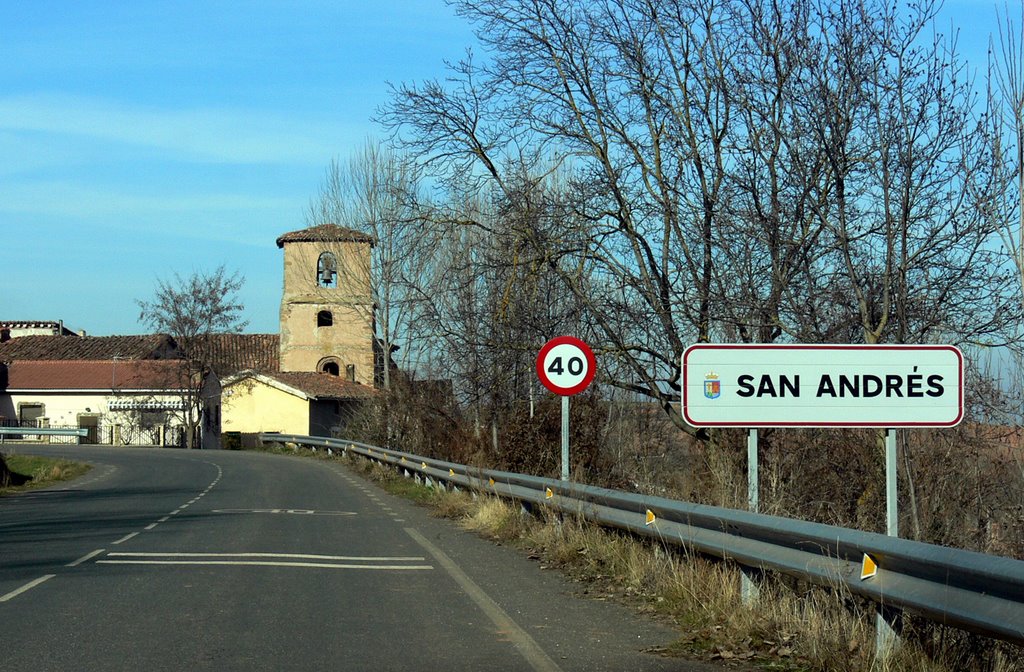 SAN ANDRÉS DEL VALLE (Estollo-La Rioja). 2007. 06. Entrada a la aldea. by Carlos Sieiro del Nido