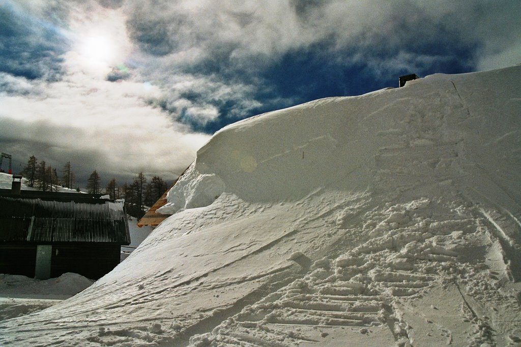 Skiing from the roof top by Andreas Wiesner