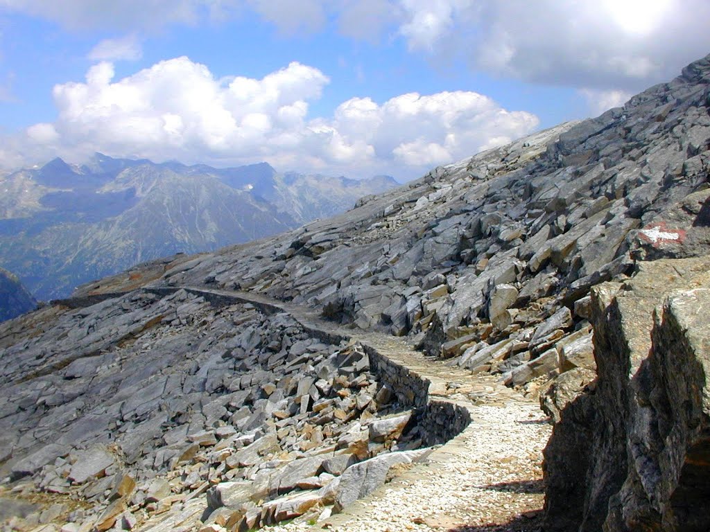 Alagna Colle del Turlo mt. 2738. Scendendo sul versante di Macugnaga by carlissima