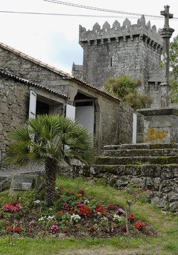 Approach to castle Vimianzo by merupert