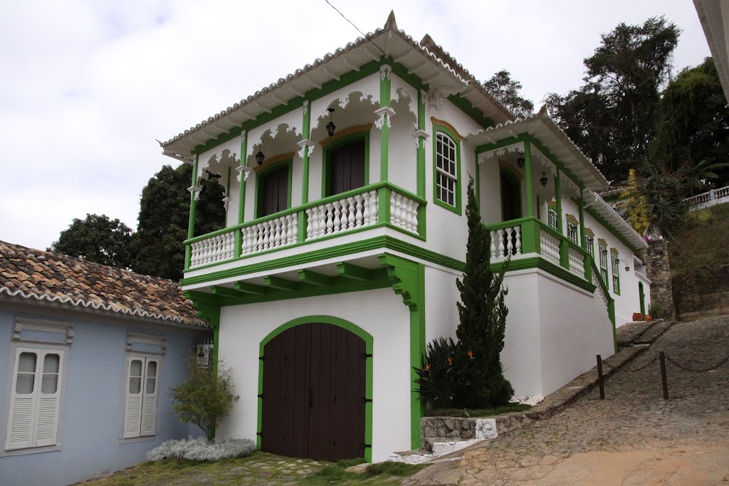 Casa colonial em Prados by Halley Oliveira