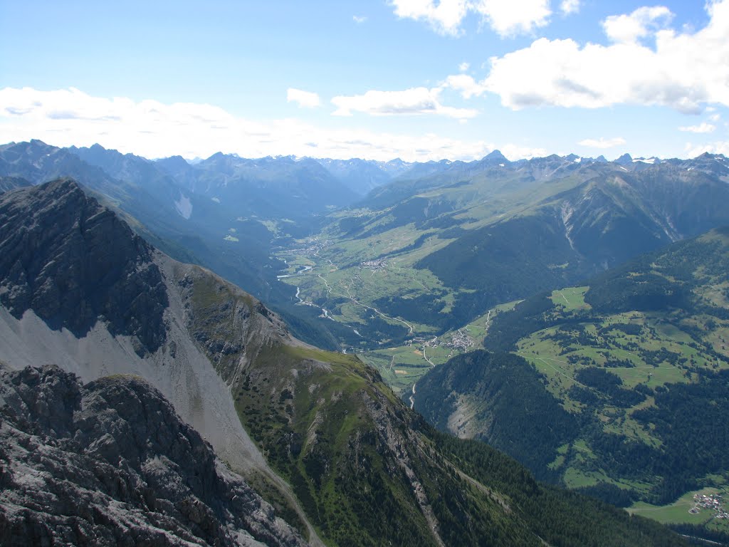 Veduta della Bassa Engadina/Unterengadin (Tschlin, Ramosch, Sent, Scuol/Schuls, Ftan) dal Piz Lad (2.808 m) by GFStellin