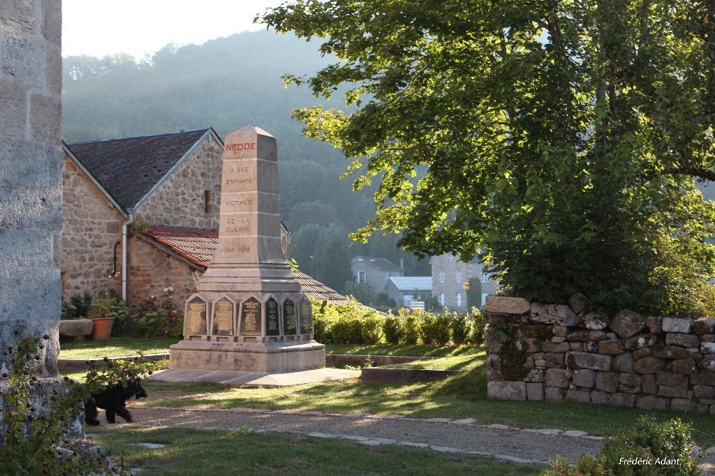 LE MONUMENT AUX MORTS DE NEDDE by Frédéric Adant