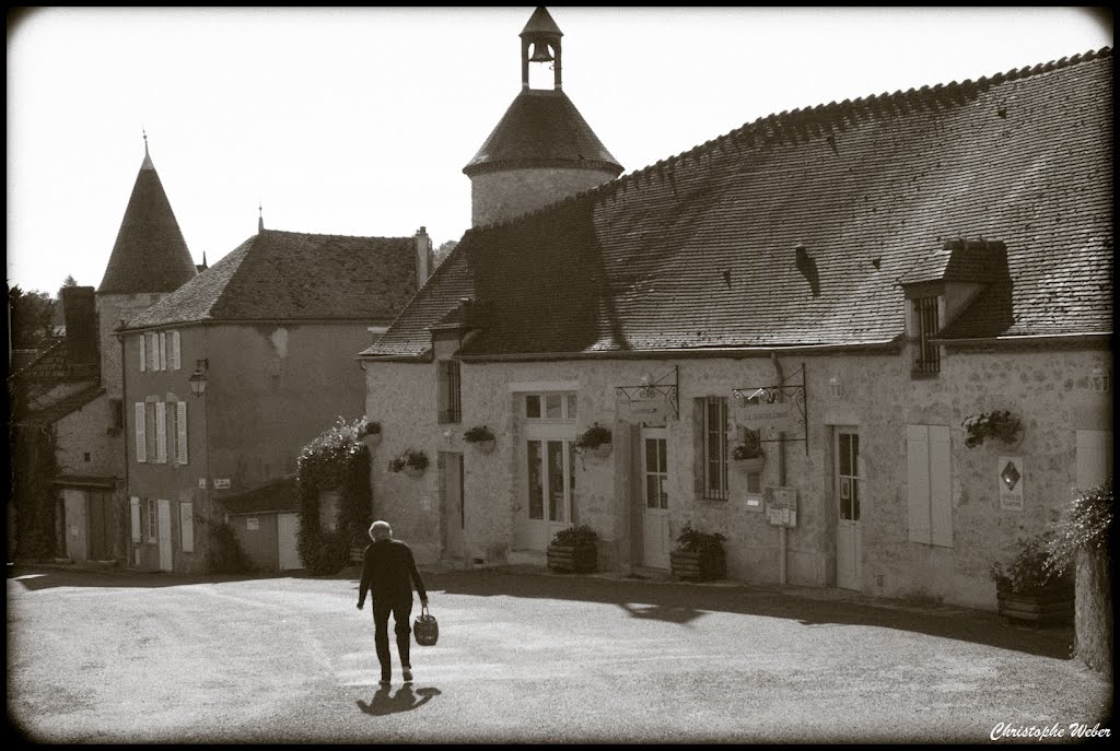 Allez on replonge un peu dans la passé, la petite grand-mère, très sympathique au passage, qui va faire ses petites courses avec son panier. J'ai trouvé cela particulièrement intéressant. by CW Photographie