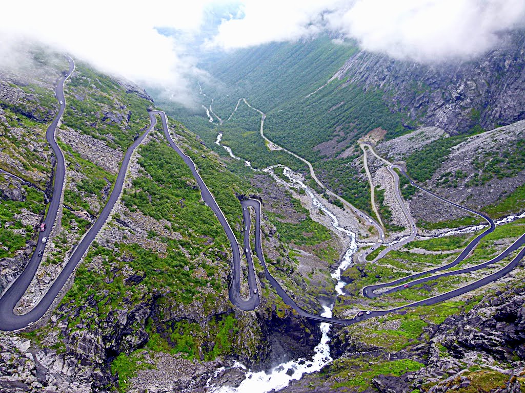 The famous Trollstigen by Farlang