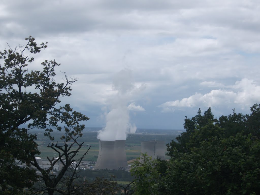 Centrale nucléaire du Bugey vue depuis la falaise by Salomon BARZILAI & Jerome IBY