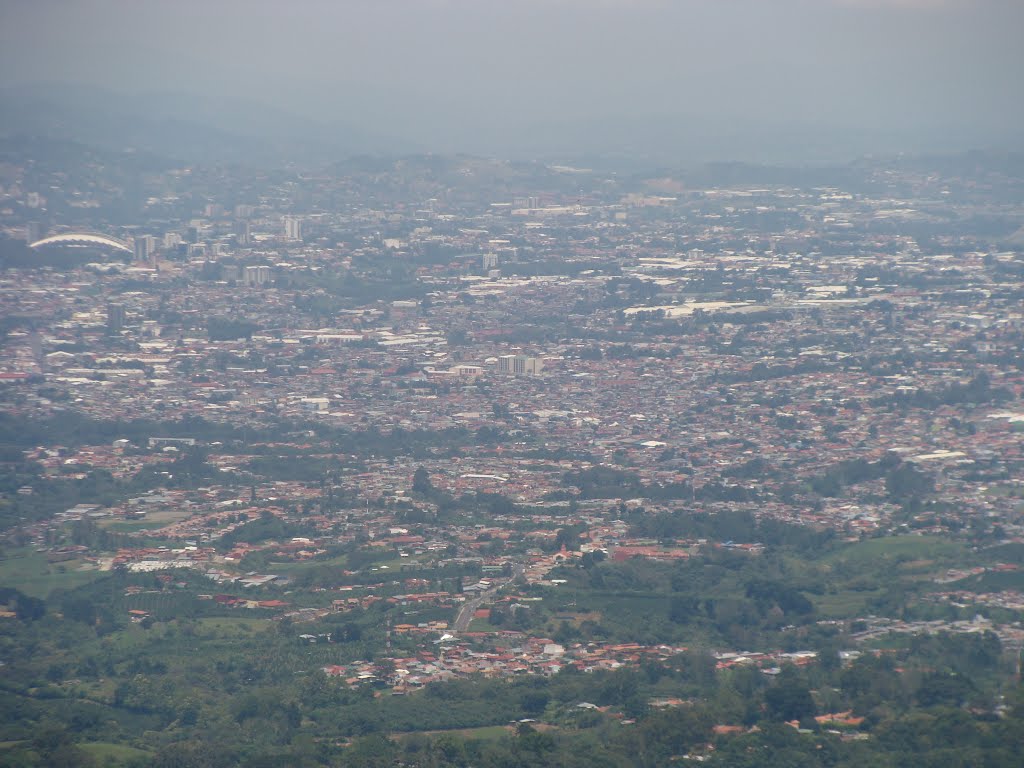 San José, ciudad capital de Costa Rica, vista desde el Mirador de Rancho Redondo by José Ruperto Arce