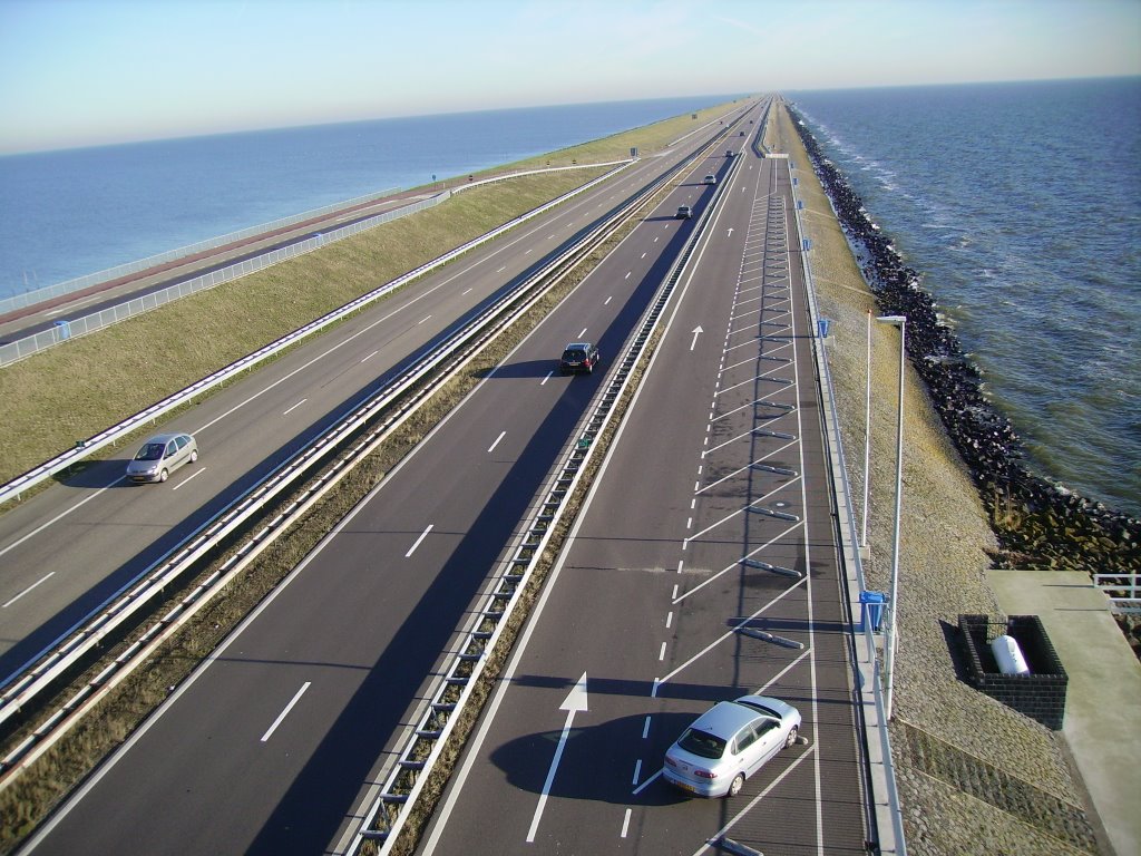 Afsluitdijk richting Friesland. by RinkeR.