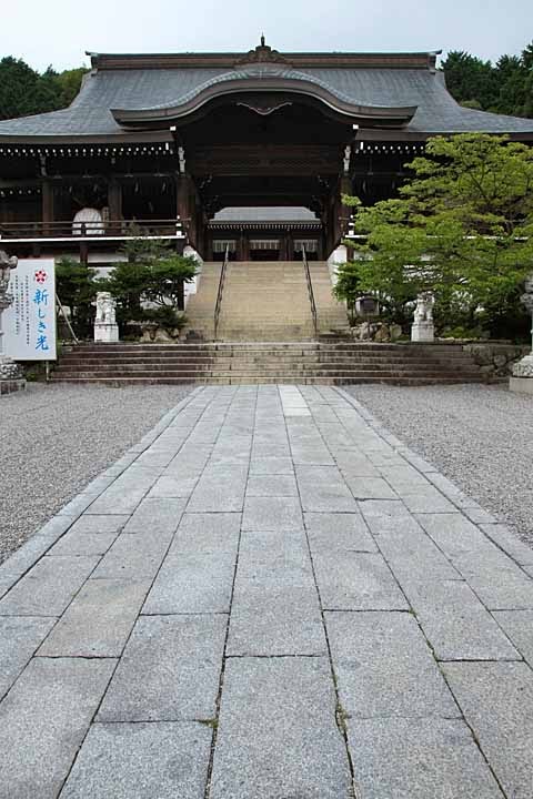 Omi-jingu Shrine by nutakku