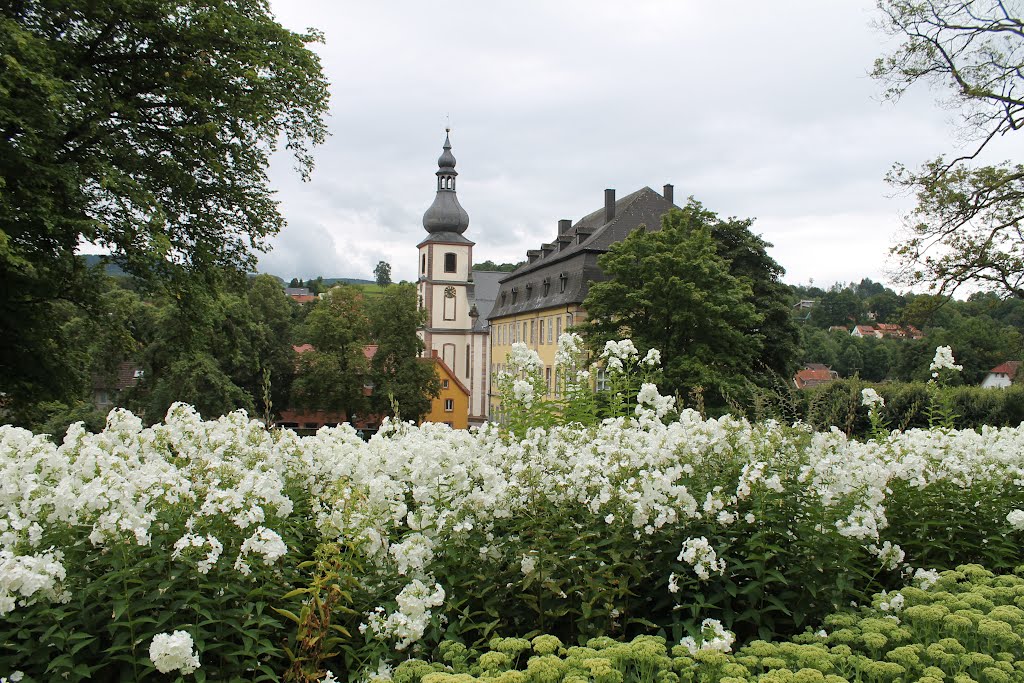 Blick vom Gersfelder Schlosspark aus auf die Barockkirche am 6. August 2012 nachmittags by Wolfgang Hanko