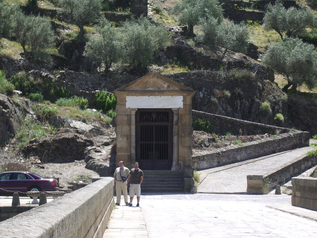 Templo en el puenta romano de Alcántara by Mägodoz