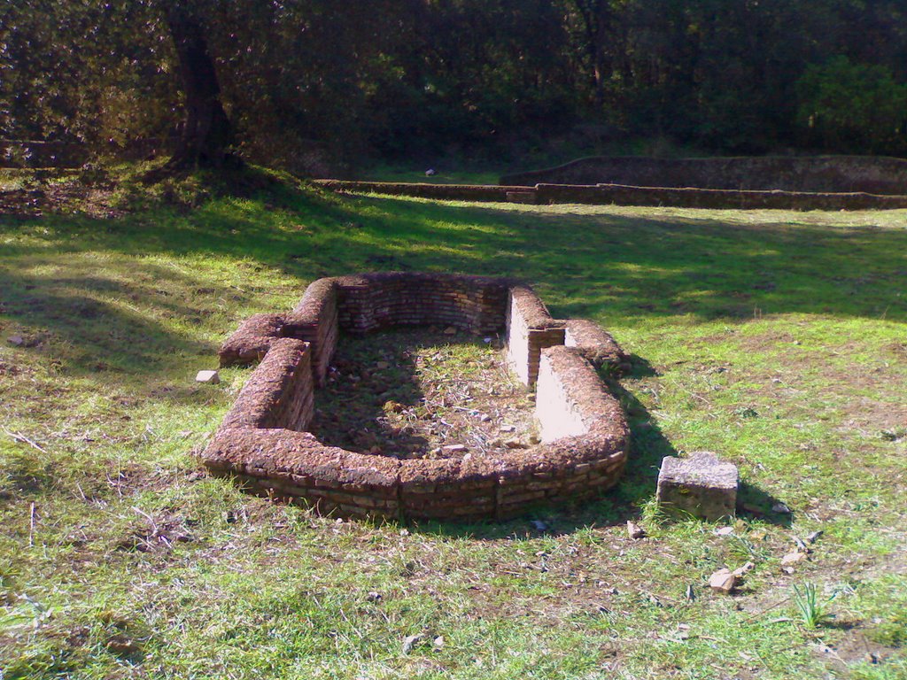 Villa di Plinio - fontana del giardino nel quadriportico by Bepix (Giuseppe de Giacometti)