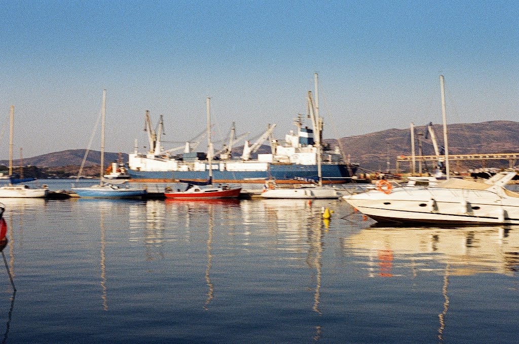 The port of Volos by Thanasis Germanos