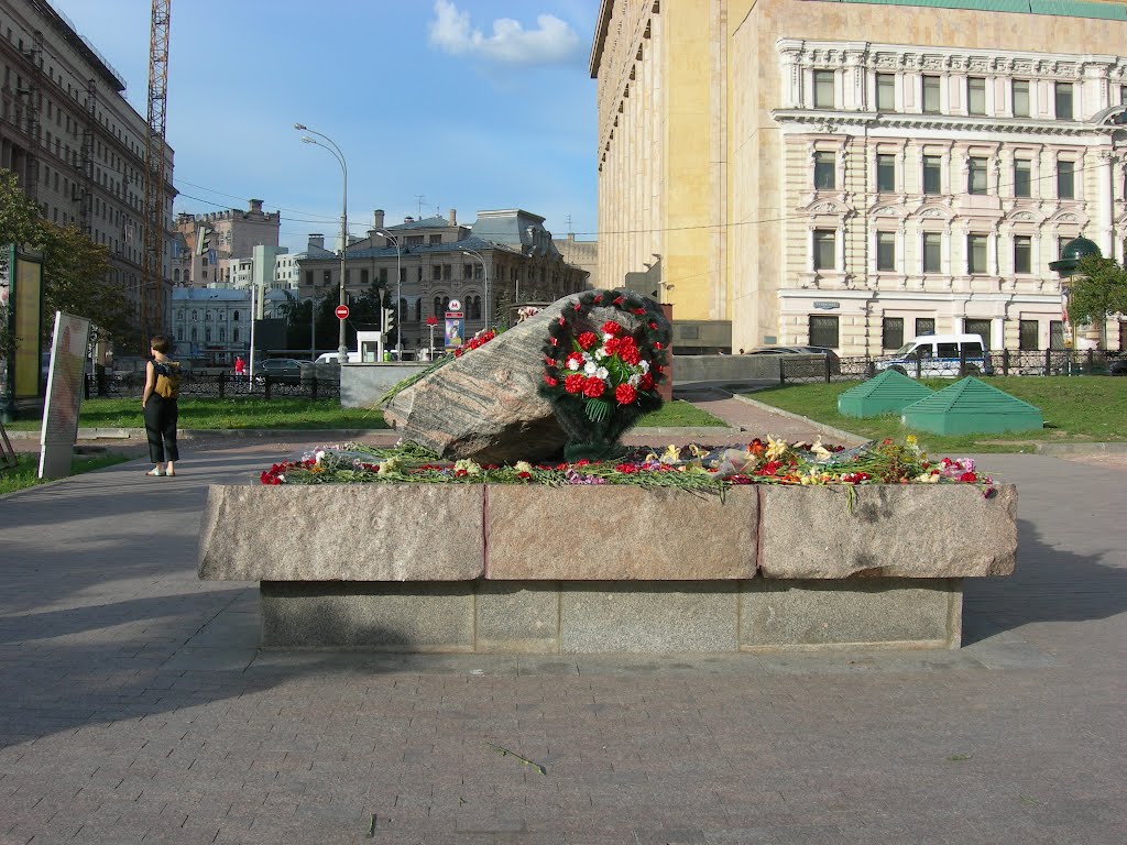 Solovetsky Stone monument, Moscow by Olivier Vuigner