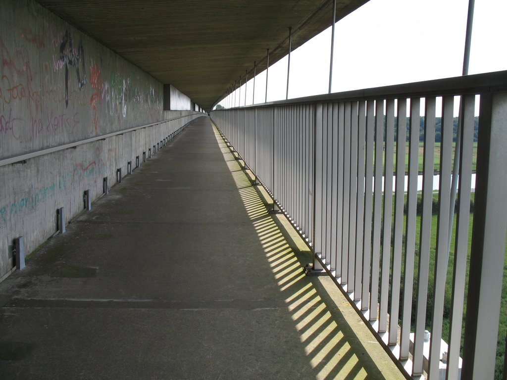 Fahrradweg unter der Huntebrücke 08/2007 by Holger Wemken